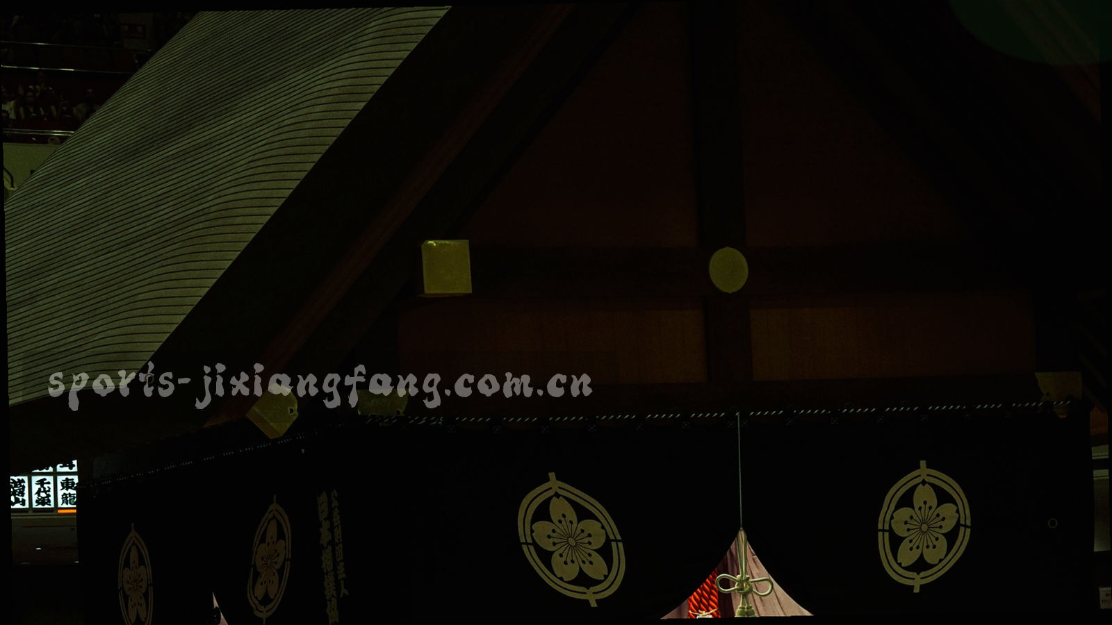 夜间球场俯拍的抽象构图，灯带光带与草皮纹理交错铺陈